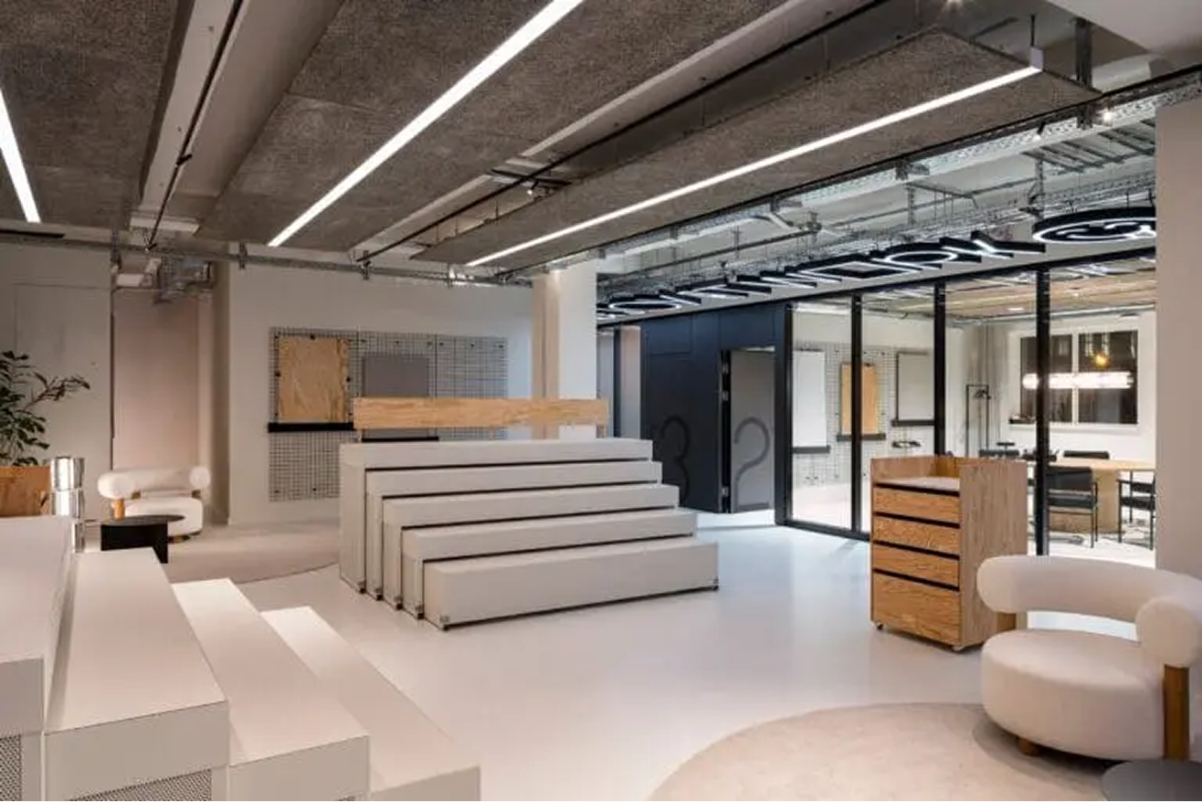 Helle Lounge mit Sitzgelegenheiten und Pflanzen